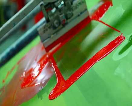 Šilkografija ant šviesios tekstilės